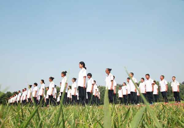 新生軍訓(xùn)社會實(shí)踐活動，是全面貫徹黨的教育方針，促進(jìn)中學(xué)生在德、智、體、美諸方面全面發(fā)展的要求，這是提稿中華民族愛國、文化、身體等素質(zhì)的根本體現(xiàn)。通過軍訓(xùn)活動，增強(qiáng)學(xué)生的國防觀念。