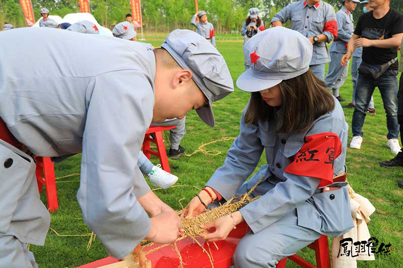 紅色運(yùn)動(dòng)會(huì)項(xiàng)目：編草鞋